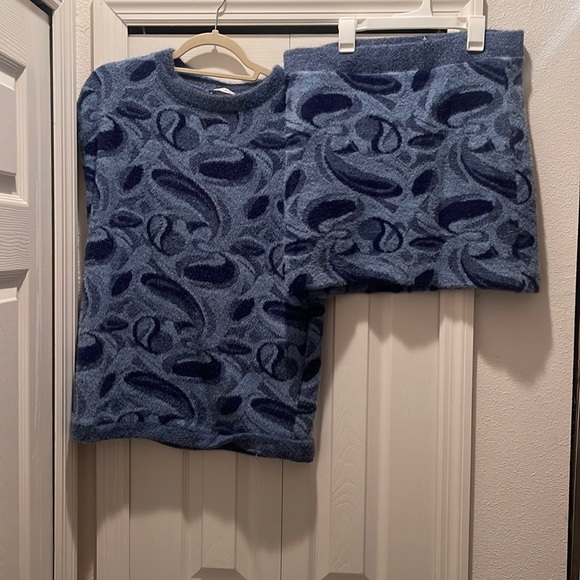 Cute 2 piece set Top is a small and skirt is a large - Picture 1 of 5